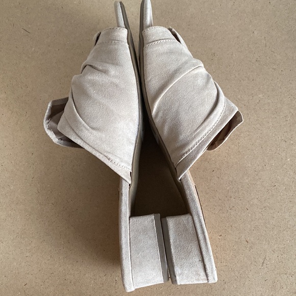 David Aaron Tan Fabric Sandals. Like new. Size 10 - Picture 7 of 9